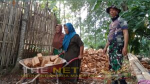Dua Orang Emak-emak Ngotot Ingin Berbaur Membantu Satgas TMMD ke 125 Kodim 0411/KM