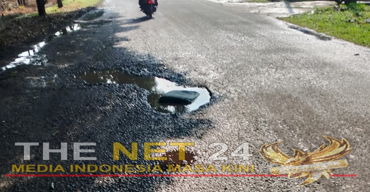 Ironis! Jalan Komplek Pemda Lamtim Berlubang, Pelajar Jadi Korban, Dinas PUPR Tutup Mata
