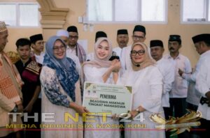 Bupati Lampung Timur Serahkan Beasiswa ke Juara KDI Intan Putri