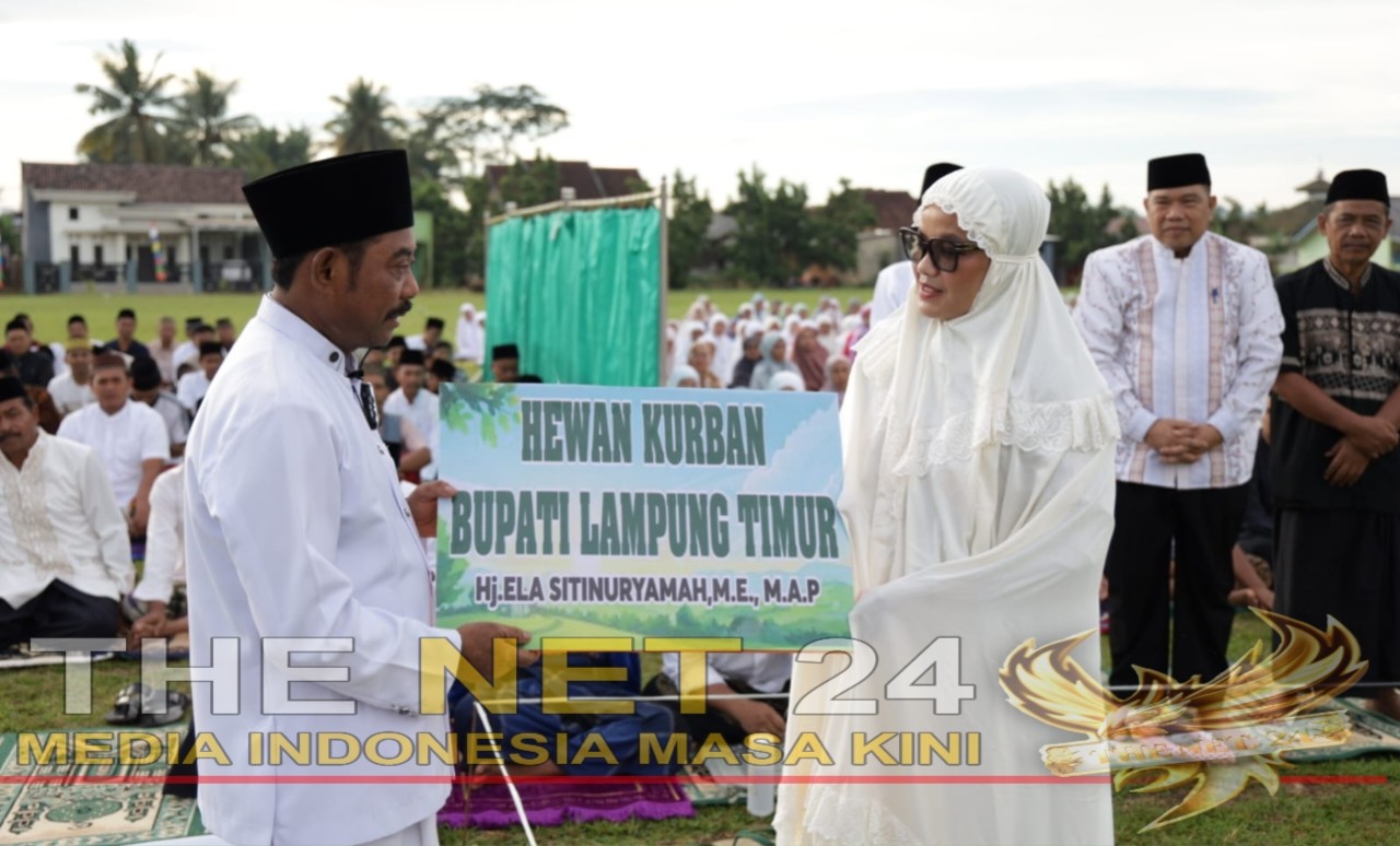 Salat Idul Adha di Bandar Sribhawono, Bupati Ela Serahkan Sapi Kurban untuk Warga