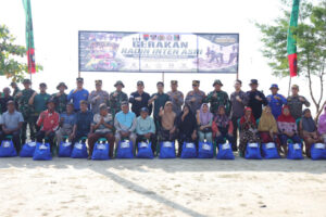 Azwar Hadi dan Kodim 0429/Lamtim Ajak Masyarakat Jaga Pantai Mutiara Baru Lewat Aksi Bersih