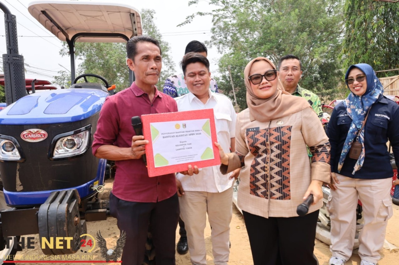 Bupati Lampung Timur Serahkan Bantuan Alsintan Untuk Petani 