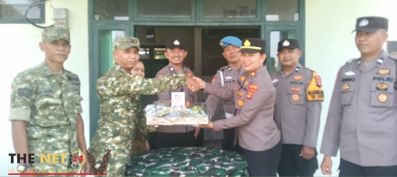 Polsek Way Bungur Beri Kejutan Tumpeng HUT ke-81 TNI ke Koramil Way Bungur, Sinergitas TNI-Polri Semakin Solid